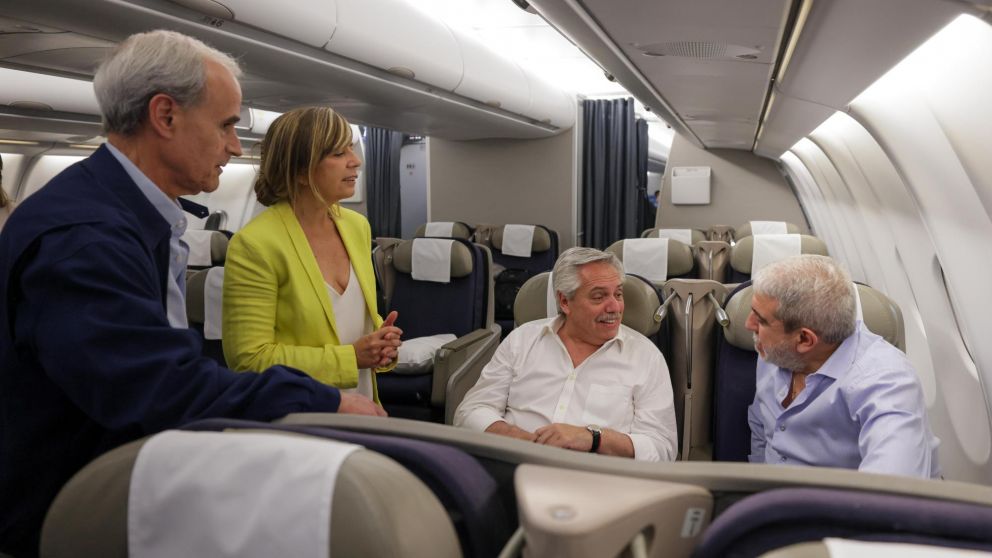 Aníbal Fernández en el vuelo en el que acompañó al presidente a Nueva York