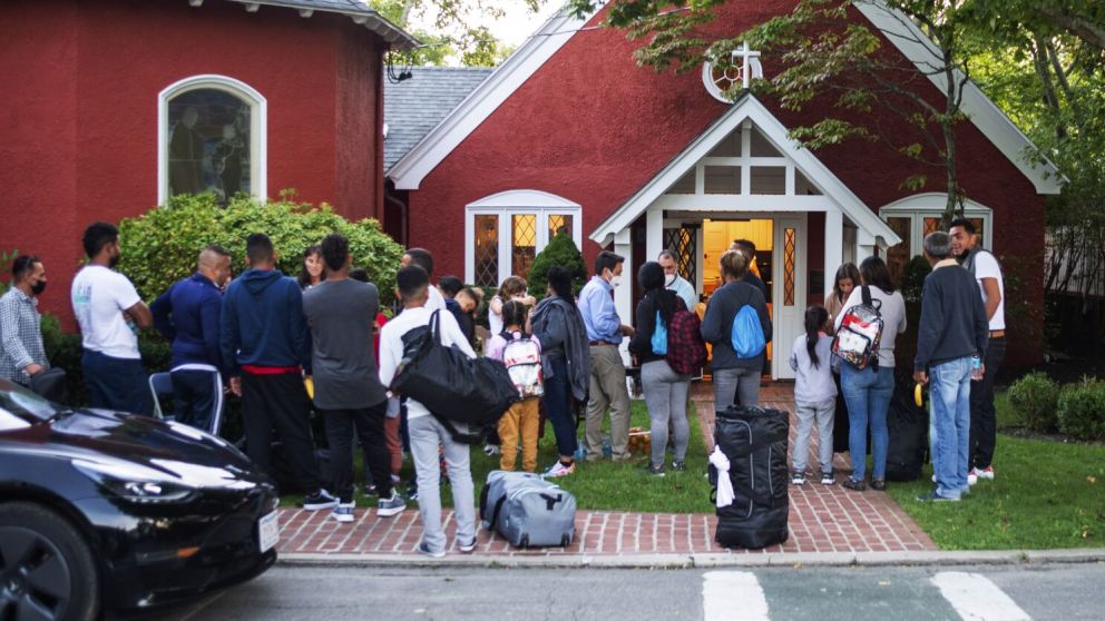 Casi 100 inmigrantes llegaron a la puerta de la casa de la vicepresidenta (Los �ngeles Times)