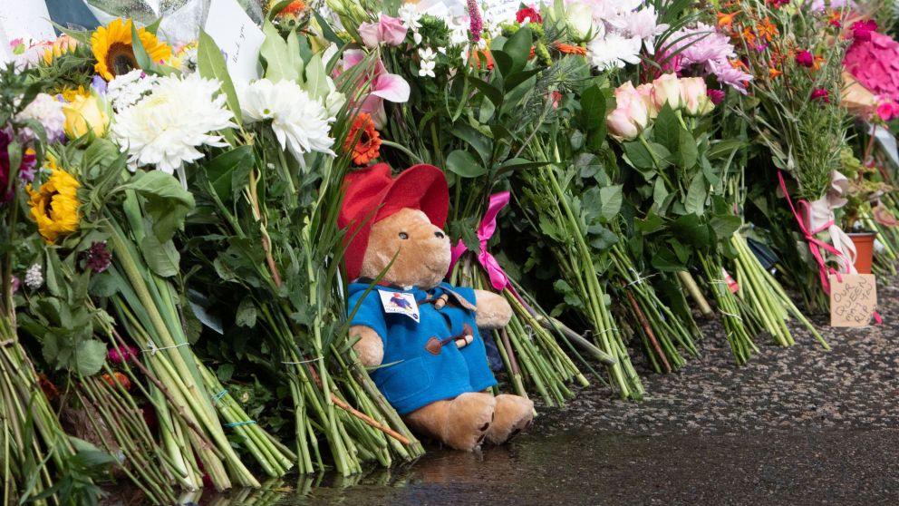 Recuerdos y arreglos acercados por la gente para la Reina Isabel II