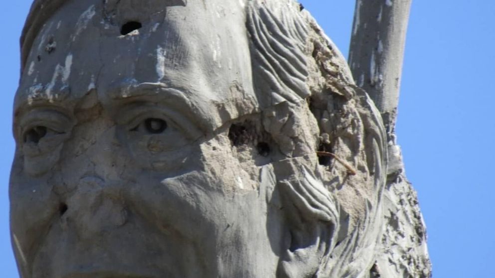 Encontraron monumento de Néstor Kichner vandalizado