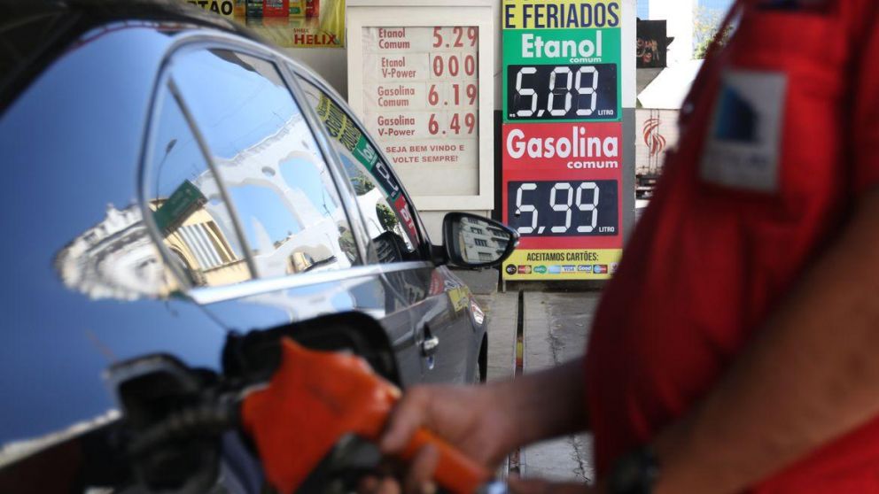 En julio, el precio de la gasolina cayó un 15,48% y, en agosto, la retracción fue del 11,64%