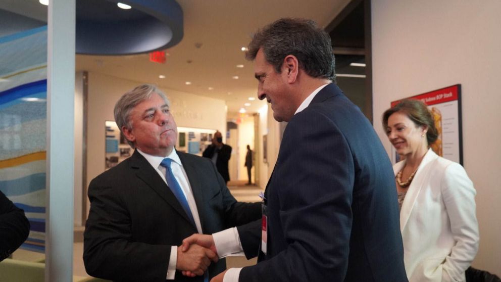 El ministro de Economía y la secretaria de Energía, Flavia Royón, se reunieron con directivos de Chevron