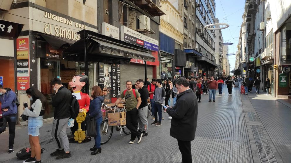 Desde las 7 de la mañana los fanáticos hicieron fila para comprar figuritas en la calle Lavalle. Foto gentileza: Emanuel Zamaro