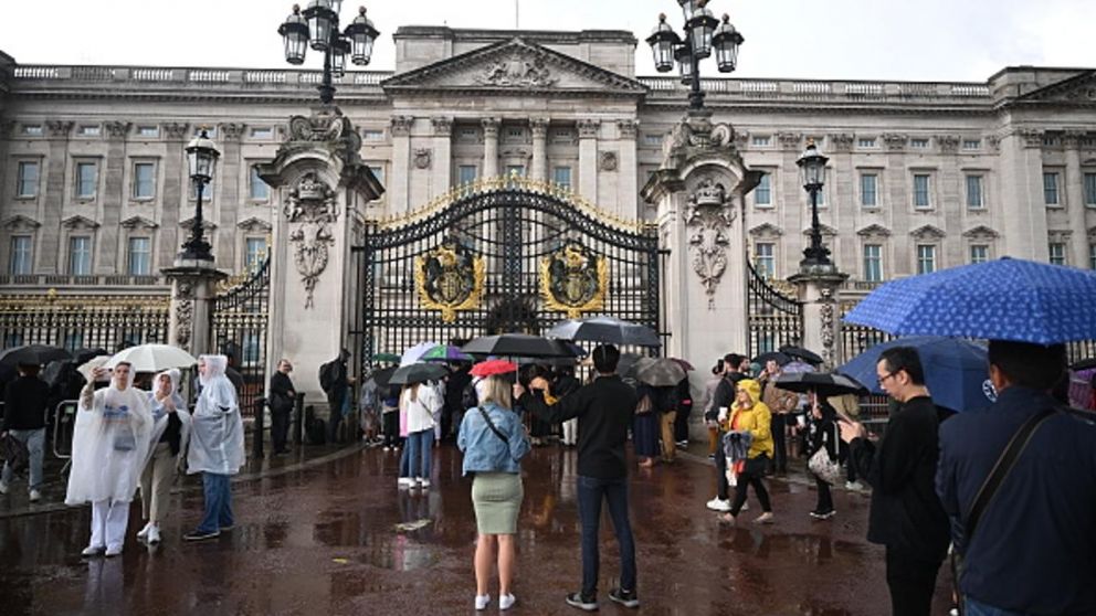 Presencia de ciudadanos y turistas en el Palacio de Buckingham