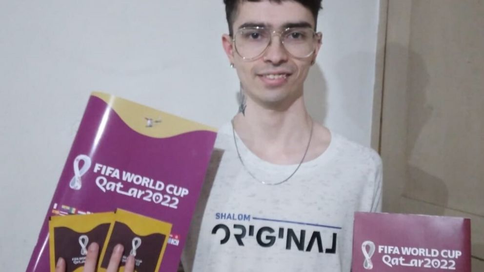 Ezequiel Moreno, el joven de 22 años que vende el álbum del Mundial Qatar2022 con todos los sobres de las figus por $17.500