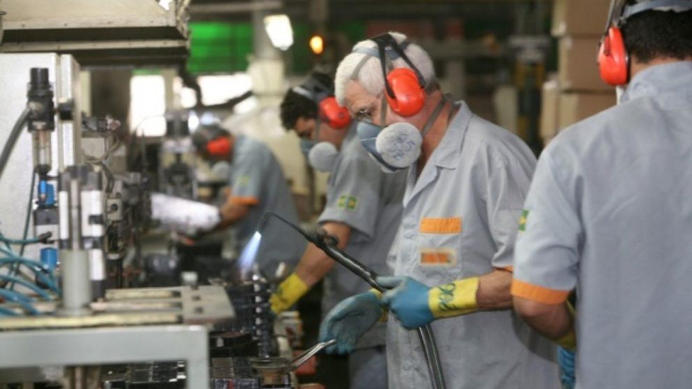 O emprego industrial no Paraná expandiu 2% em marco, em comparacão ao mesmo mes do ano passado, enquanto a media nacional registrou queda de 0,6%.Foto: Gilson Abreu/FIEP