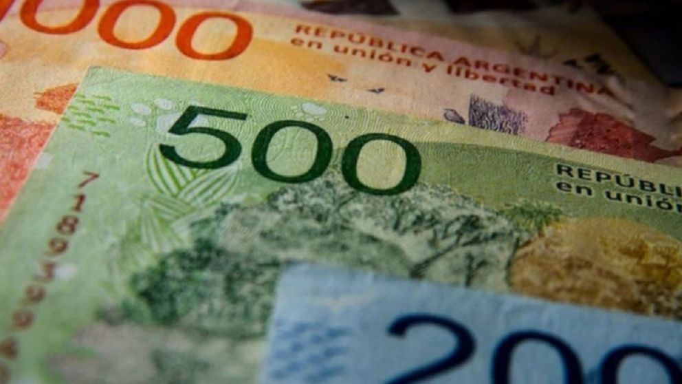 Economía refuerza los ingresos pero no descuida la meta de déficit fiscal