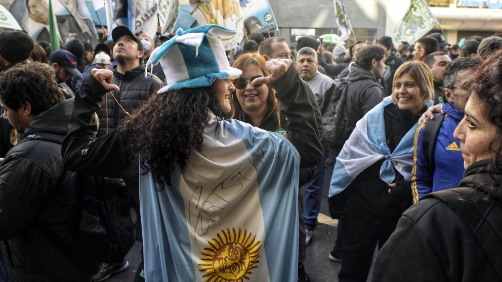 La Plaza de Mayo comienza a llenarse de personas tanto organizadas como autoconvocadas