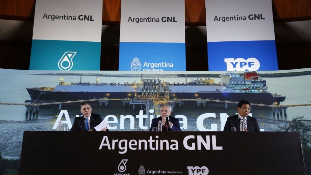 YPF y Petronas firman acuerdo para desarrollar GNL en Argentina
