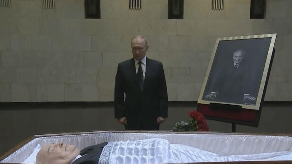 Putin ya visitó el hospital moscovita donde murió Gorbachov para rendirle homenaje y colocar flores en su féretro
