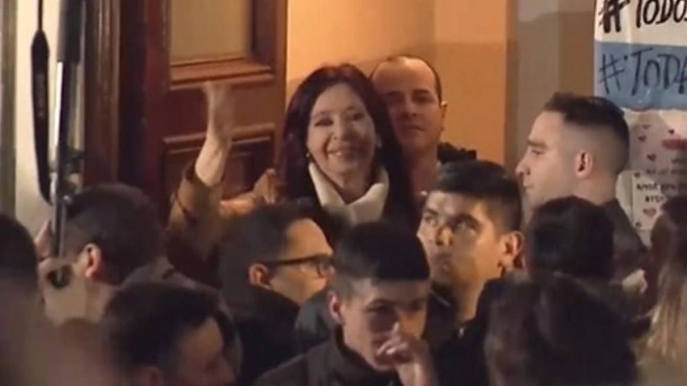 Cristina se acercó esta noche a saludar a los militantes que hacen vigilia frente a su casa