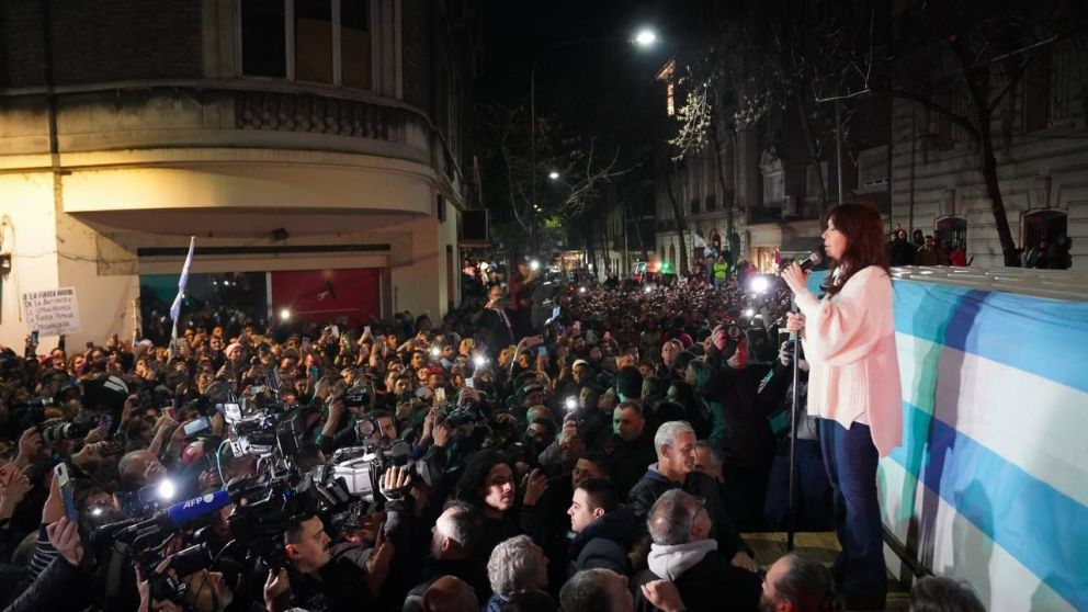 Cristina le agradeció anoche a la militancia el fuerte apoyo que le brindó