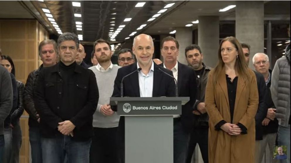 Rodríguez Larreta junto a funcionarios y dirigentes, dio un mensaje al cierre de una jornada tensa