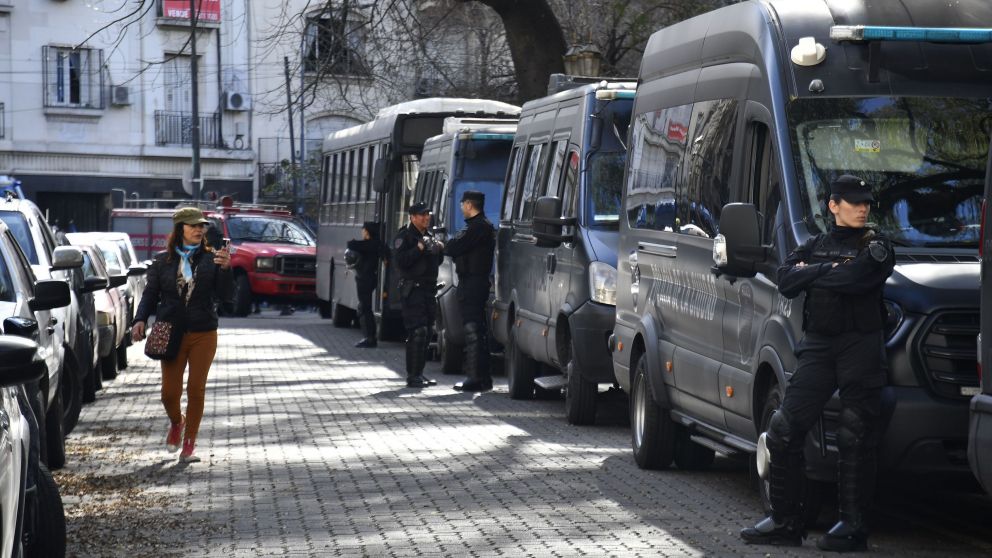 La Policía porteña se retira y sigue la manifestación frente al departamento de Cristina