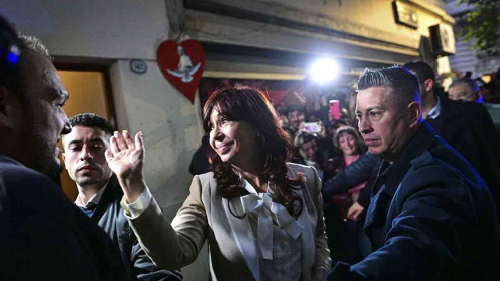 Militantes se concentran en la plaza de Juncal y Paraná