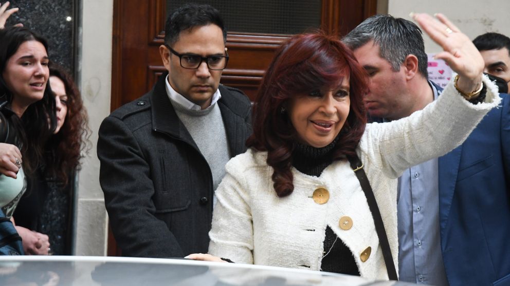 Durante la vigilia, Cristina Fernández bajó de su departamento a saludar a la militancia