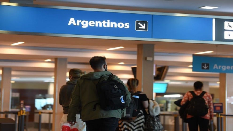 Migraciones lleva adelante operativos en fronteras y aeropuertos para hacer cumplir la ley al momento de salir del país