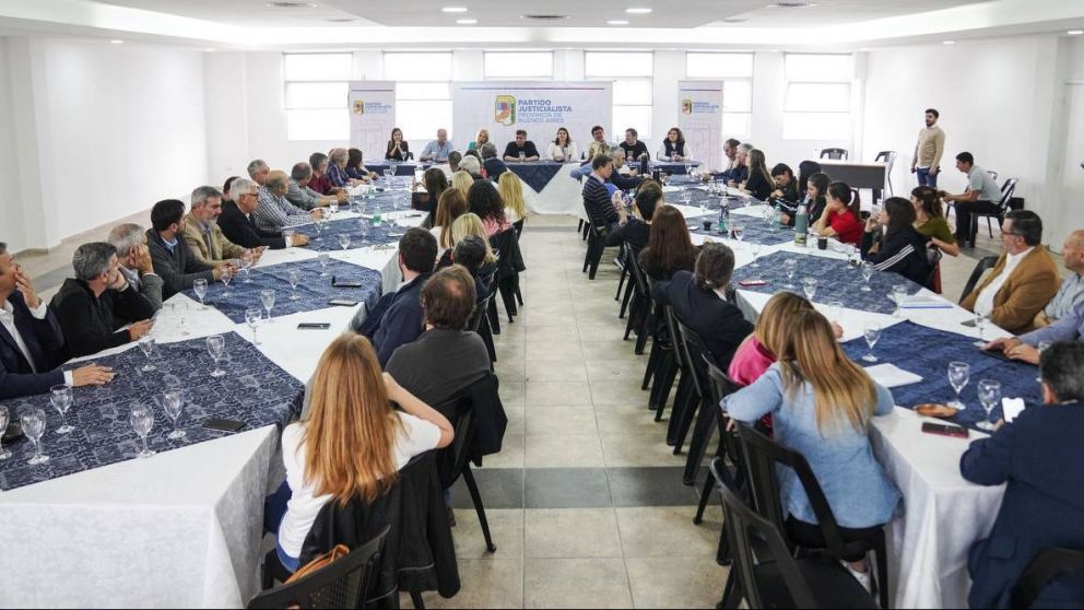 Máximo Kirchner encabezó un encuentro del PJ bonaerense en defensa de Cristina