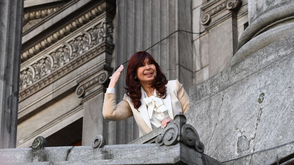 Cristina Kirchner saludó a los seguidores que se acercaron al Congreso