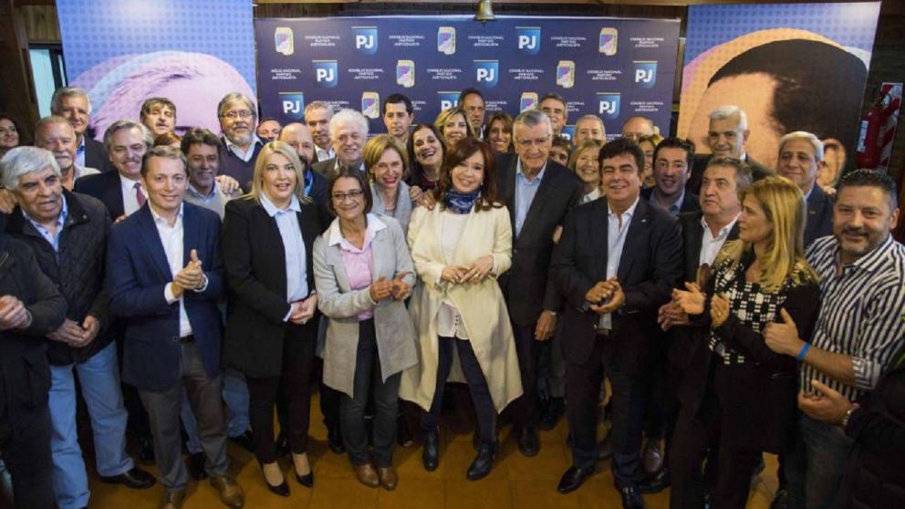 Cristina Kirchner junto a Alberto Fernández y miembros del PJ en 2019