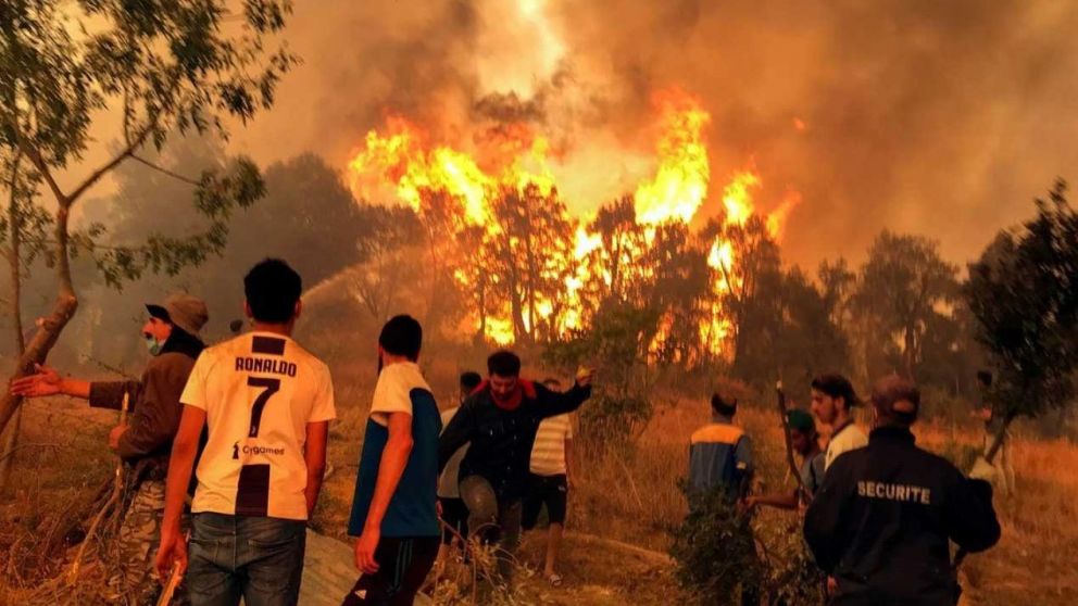 Los incendios afectan a varias provincias del noreste de Argelia