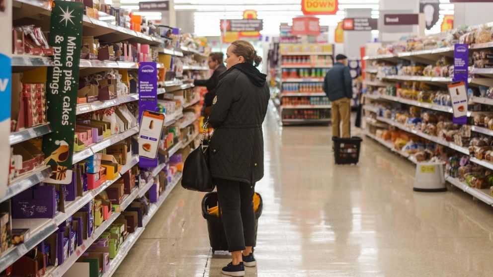 Gobierno británico promete ayudar a consumidores a pagar sus facturas