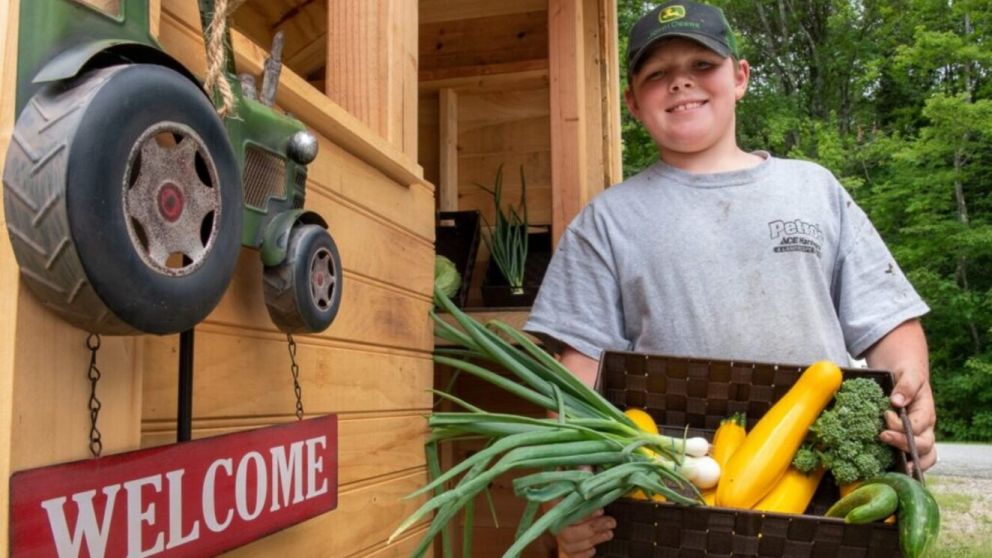 Brayden Nadeau junto a su puesto de verduras (Maine Today)
