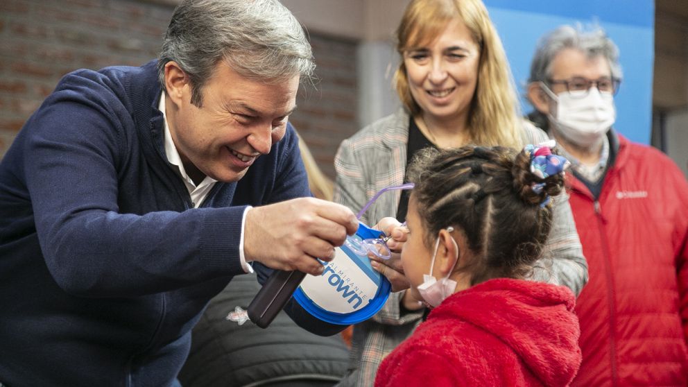 Mariano Cascallares entregó anteojos a estudiantes de Don Orione
