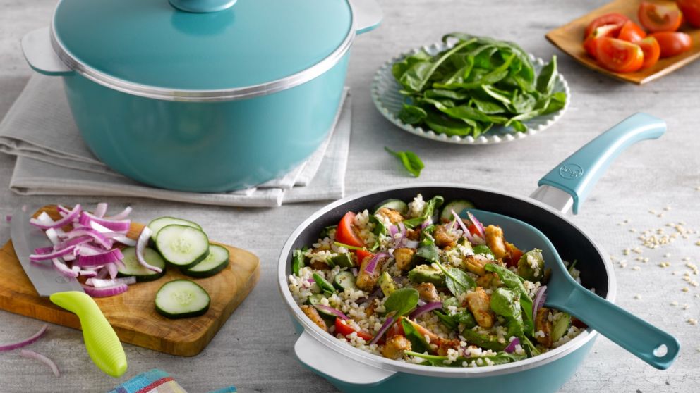 Cuenta con una fuerza de venta de 10.000 revendedoras directas en 6 pa�ses