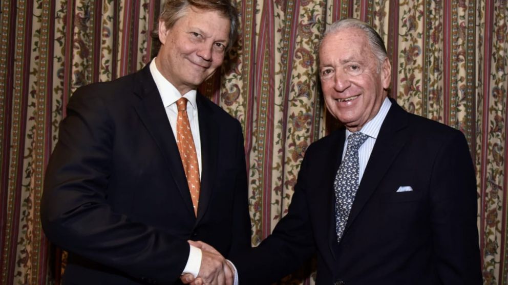 El saludo de Pereda con Funes de Rioja, a quien reemplaza en la Presidencia de CICyP