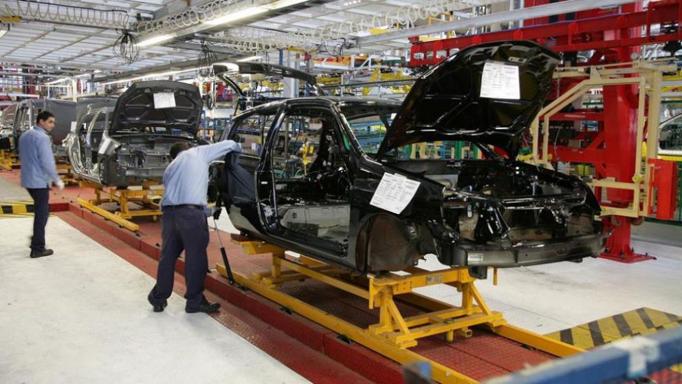 Con sólo 14 días de actividad, la fabricación de autos cayó 34% en marzo
