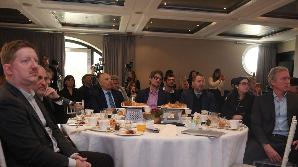 La mesa principal: el contador Ra�l Olmos, CEO del Grupo Olmos; los disertantes Eduardo Hecker, Gast�n Rossi y Alejandro Formento; el economista Haroldo Montag� y el embajador de Israel , Adam Levene