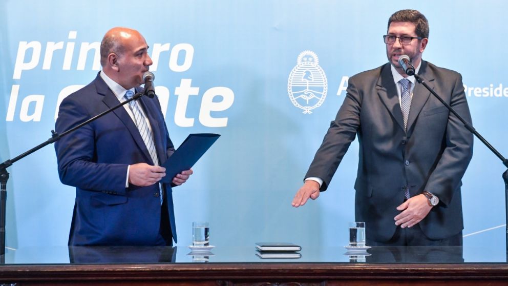 Manzur tomó juramento al vicejefe de Gabinete, Juan Manuel Olmos