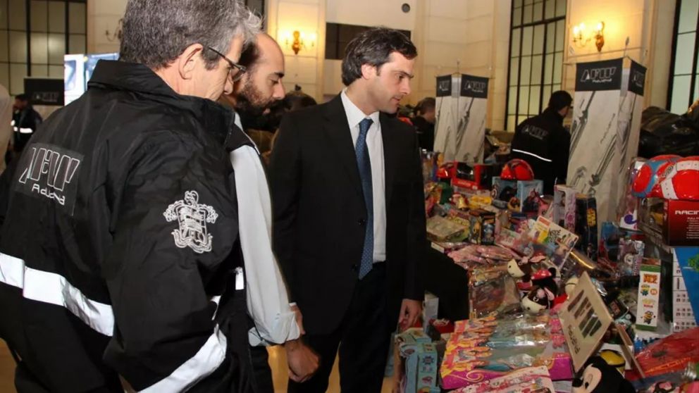 El titular de la Aduana advirtió sobre maniobras de sobre y subfacturación