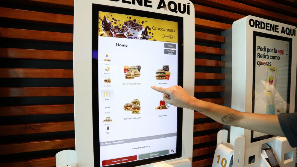 Los kioscos digitales reemplazan a las cajas de McDonald's