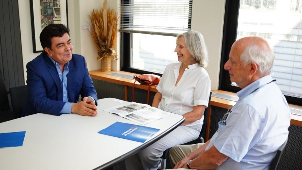Espinoza con Michael Cohen, director del Observatorio Latinoamericano de la New York School y su codirectora, Margarita Gutman,
