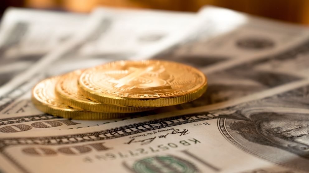 Bitcoin sube a los 24 mil con un dólar que retrocede a los $300