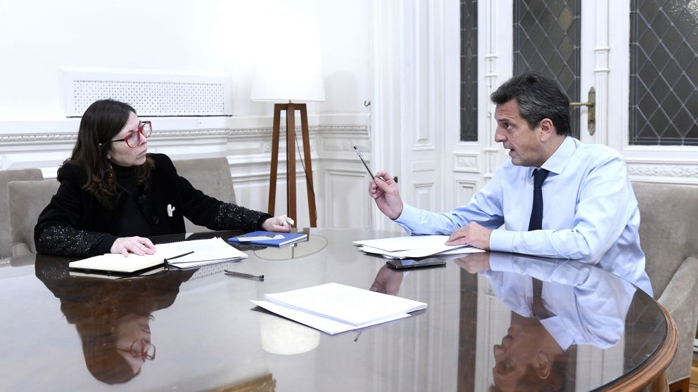 Massa tiene acercamientos a Batakis; algunos dicen haberlo visto por Pasos Perdidos en dirección al Senado