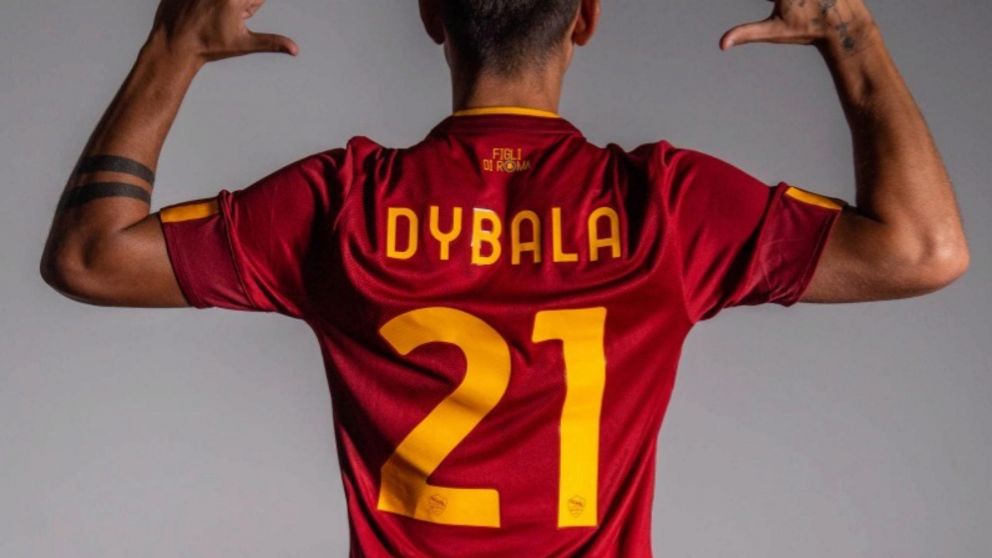 El delantero de 28 años es la nueva figura de la Roma, que viene de ser campeón de la Conference League