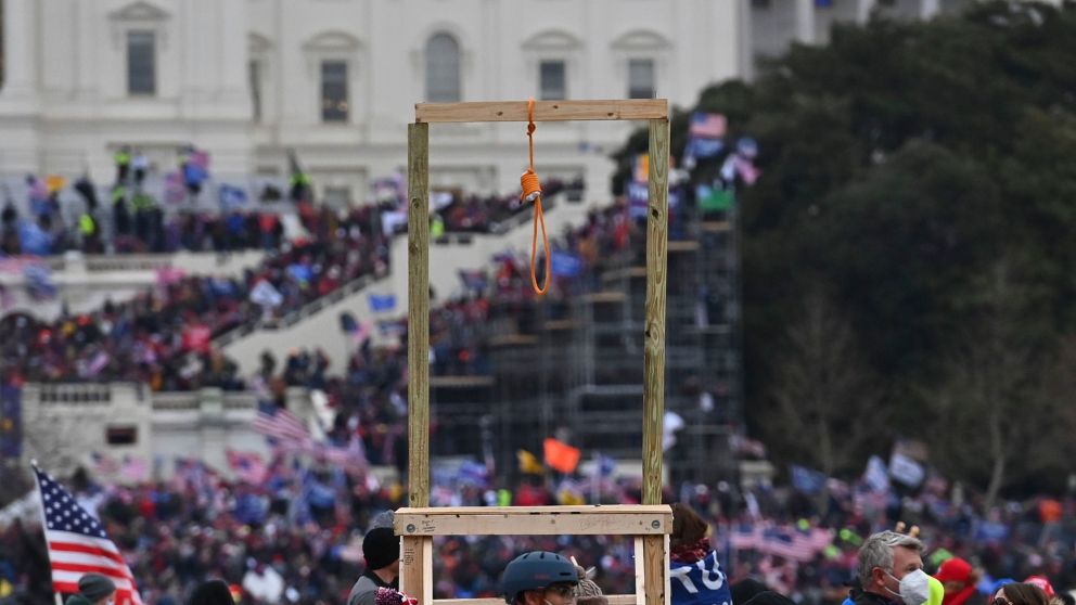 Una horca en el asalto al Capitolio, donde se pedía que "cuelguen a Mike Pence"