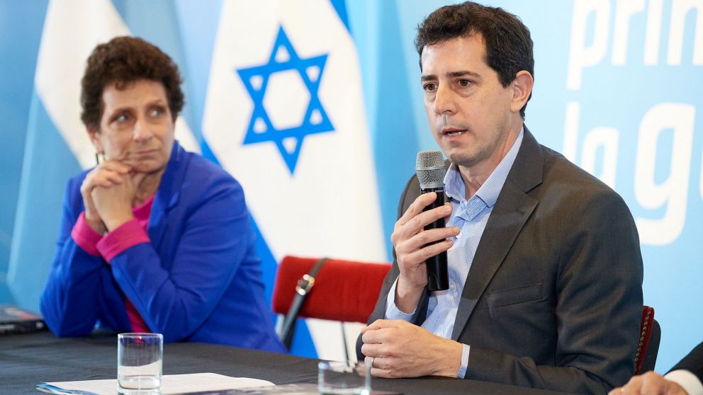 Wado de Pedro llamó a “mantener siempre viva la llama de la memoria” al firmar un acuerdo de cooperación con el Museo del Holocausto