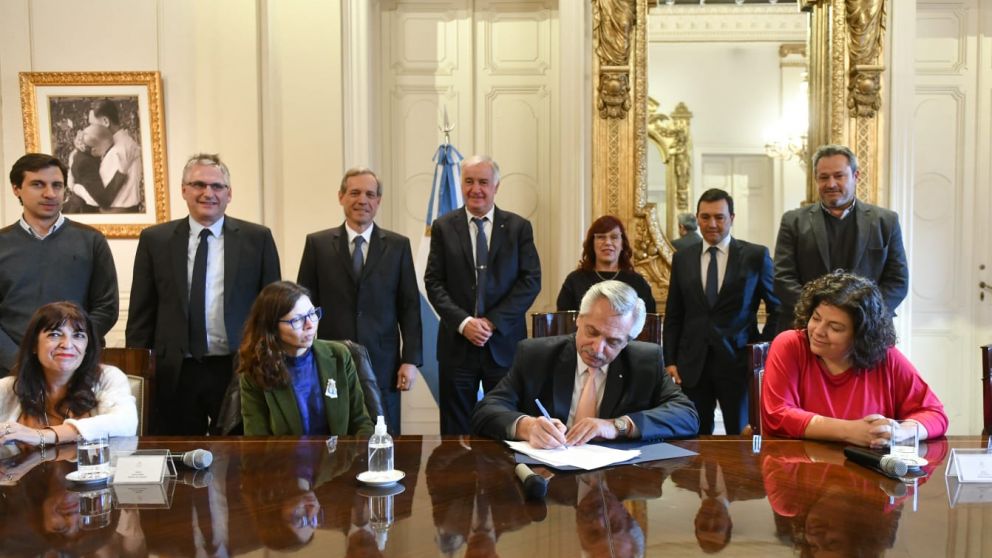 Alberto Fernández firmó un convenio para frenar subas de los medicamentos y anunció un 35% de quita para personas sin cobertura.