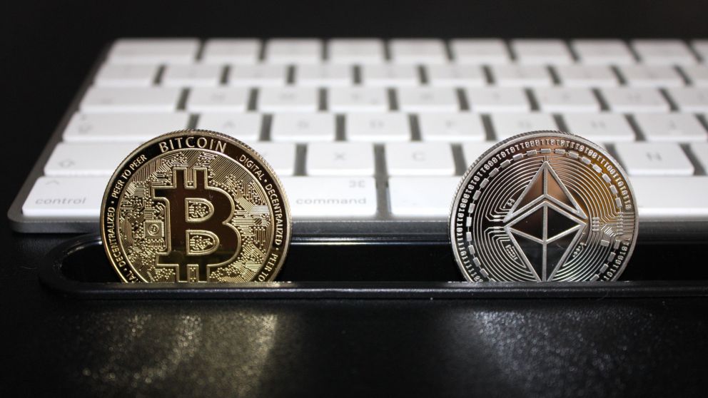 Bitcoin y Ethereum venían en un derrumbe que las regulaciones apuntan a frenar