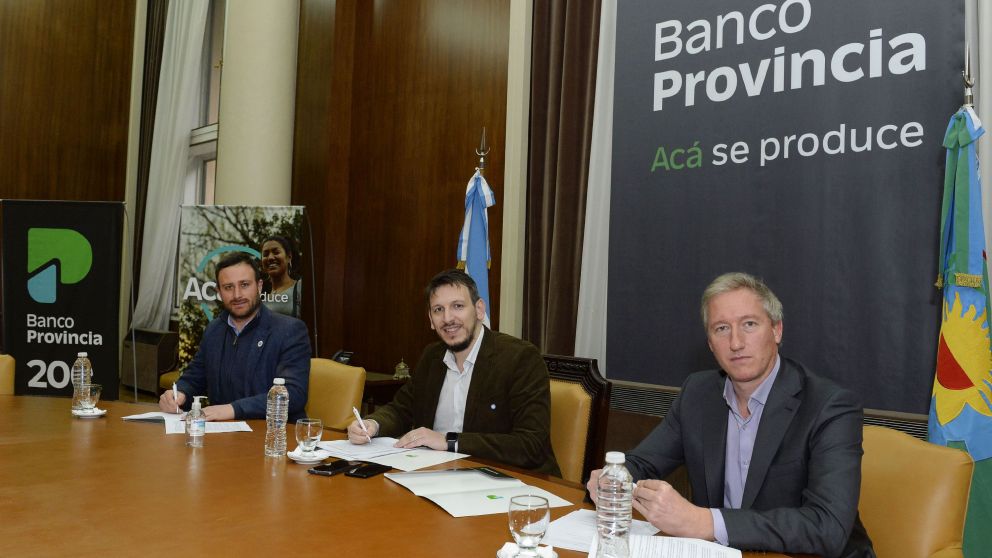 En la firma del acuerdo por préstamos estuvieron el presidente del Banco Provincia, Juan Cuattromo; el titular de Provincia Microcréditos, Alejandro Formeto y el intendente de 25 de Mayo