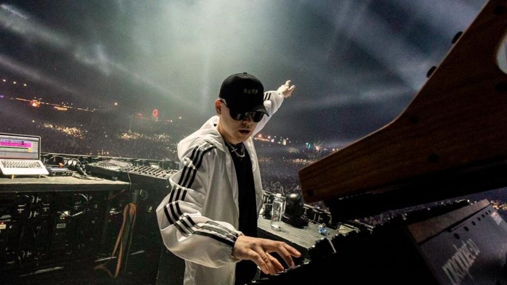 Bizarrap hace historia, otra vez: es el primer argentino en liderar las listas de Spotify