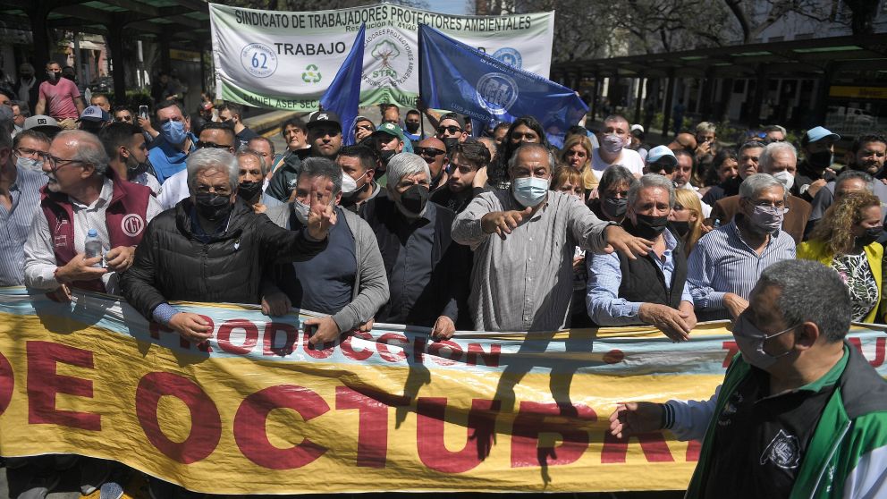Hugo Moyano junto a los cotitulares de Azopardo, primera l�nea de la recorrida cegetista por el 17 de Octubre