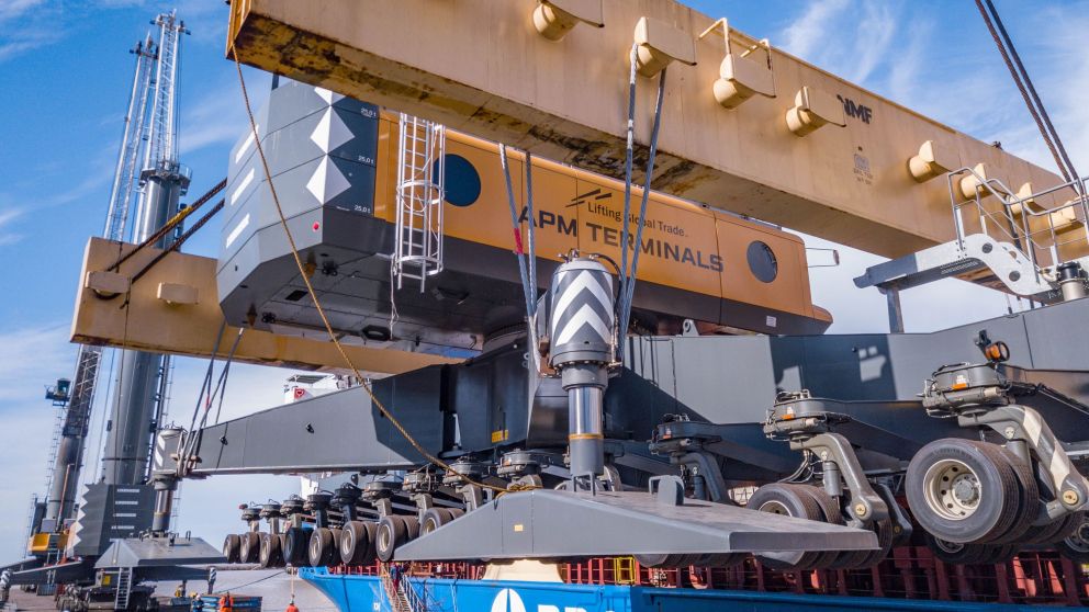 Es capaz de izar carga pesada de hasta 144 toneladas