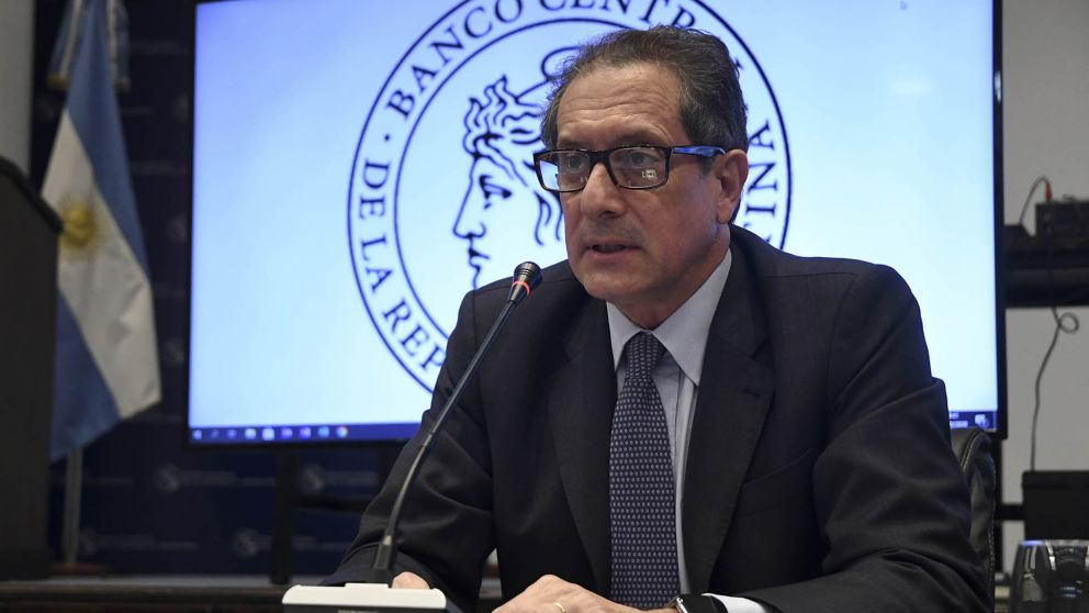 Telam, Buenos Aires, 15 de septiembre de 2020: El presidente del Banco Central, Miguel Pesce, anunció esta tarde que la compra de dólar ahorro tendrá a partir de mañana un recargo del 35% en concepto de retención del impuesto a las Ganancias y que las ope