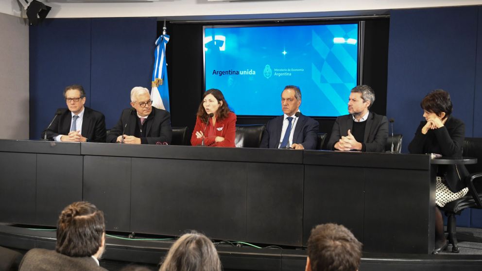 Telam, 11072022 Buenos Aires: La ministra de Economía, Silvina Batakis, afirmó esta mañana, en el marco de una conferencia de prensa que ofrecía en el Palacio de Hacienda, que