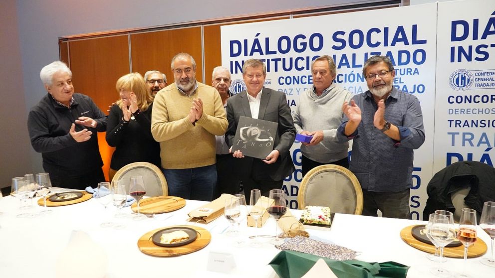 La CGT y las CTA entregaron presentes a Guy Ryder, el director de la OIT